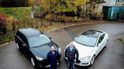 Brødrene i regnskapsfirmaet VVSFinans har beregnet hva regjeringens foreslåtte, nye firmabilskatt vil bety for dem: Per-Henrik Ruud (til høyre) må betale 57.000 kroner i skatt for sin Tesla Model S. Det er 15.000 kroner mer enn broren Ole Ruud (til venstre) må skatte av sin dieseldrevne Mazda CX-5, selv om han får fordeler som er verdt mer.