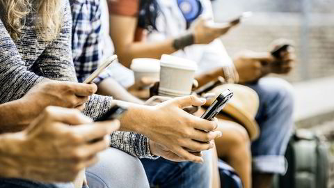 Mange er blitt mer opptatt av å sjekke mobilen enn å snakke med den som sitter ved siden av. En viktig årsak er at appene bruker overbevisende og motiverende teknikker for å få brukeren til å returnere til appene så ofte som mulig.