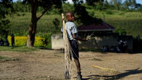 Bistandspenger som skulle gå til fattige, som denne foreldreløse gutten i Rakai, Uganda, forsvant i korrupsjon.