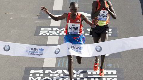 Totimersmenn? I 2012 vant Geoffrey Mutai Berlin Marathon på 2.04.15, ett sekund foran Dennis Kimetto, som ifjor revansjerte seg og satte ny verdensrekord på 2.02.57. De to kenyanerne er blant dem som med mest realisme drømmer om å sprenge totimersgrensen. Foto: Thomas Peter / Reuters