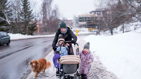 Trebarnsfar og pappablogger Ole Morten Knudsen har pappaperm og er hjemme med sønnen Frans (1) mens døtrene Thelma (6) og Ellie (4) skal på skole og i barnehage. Hunden Julius (10) følger med.