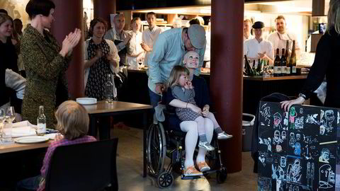 Kreftsyke Karla Siverts ble hedret av kokkekolleger med 14-retters middag på restauranten Sentralen søndag. Her med ektemannen Torleif og datteren Juno. Foto: Sune Eriksen