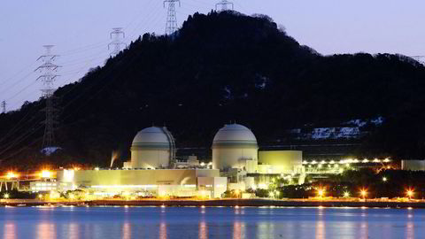 Tirsdag satte et dommerpanel foten ned for at operatøren Kansai Electric Power kan starte to reaktorer ved Takahama-kraftverket i Fukui. Målet har vært å starte kjernekraftverkene i september. Foto: Tomohiro Ohsumi/