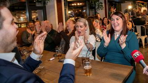 Ordførerkandidat Marlene Bråthen (til høyre) feirer gode tall for Senterpartiet i Tromsø, i lag med stortingsrepresentant Sandra Borch og Mats Jacobsen i Tromsø Senterparti.