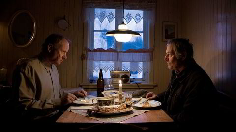 Stellan Skarsgård og Bjørn Floberg spiller hovedrollene i den norske filmen «Ut og stjæle hester» som har premiere 8. mars. Produksjonsselskapet bak filmen, 4 1/2 Fiksjon as, har nettopp hentet to millioner kroner i likviditetslån.