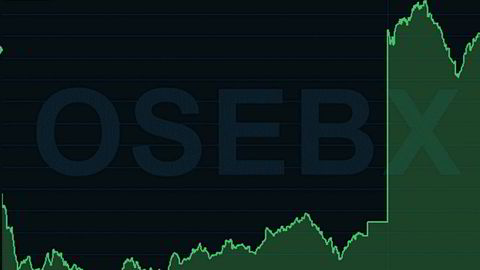 Oslo Børs rykket til fra start mandag. Grafen viser utviklingen i hovedindeksen fredag og mandag, og et byks på rundt to prosent hittil mandag.