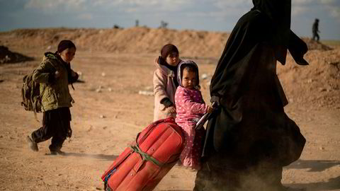 En kvinne og hennes barn flykter i mars ut Baghouz i mars som var det siste området terrororganisasjonen IS kontrollerte. Nå strever Norge og andre land med å finne ut i hvilken grad og hvordan de skal hjelpe barn av IS-medlemmer ut av flyktningleirer i Syria.