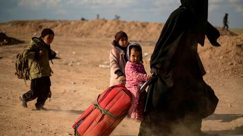 En kvinne og hennes barn flykter i mars ut Baghouz i mars som var det siste området terrororganisasjonen IS kontrollerte. Nå strever Norge og andre land med å finne ut i hvilken grad og hvordan de skal hjelpe barn av IS-medlemmer ut av flyktningleirer i Syria.
