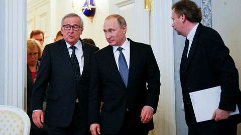EUs mann i Moskva foreslår tettere samarbeid mellom EU og Russland. Det kan bety flere møter mellom Europakommisjonens president Jean-Claude Juncker (til venstre) og Russlands president Vladimir Putin, her under et møte i St. Petersburg i 2016.