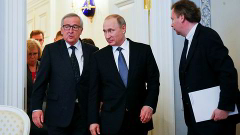 EUs mann i Moskva foreslår tettere samarbeid mellom EU og Russland. Det kan bety flere møter mellom Europakommisjonens president Jean-Claude Juncker (til venstre) og Russlands president Vladimir Putin, her under et møte i St. Petersburg i 2016.
