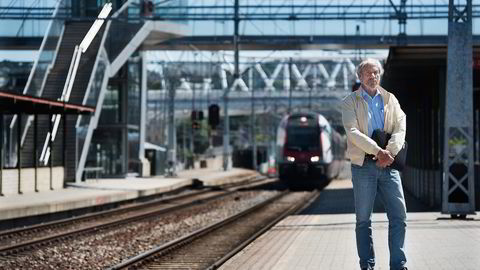 Regionsjef Arild Hammer i Direktoratet for samfunnssikkerhet og beredskap mener Jernbaneverkets ledelse i ytterste konsekvens leker med liv. 
                  Foto: Per Ståle Bugjerde