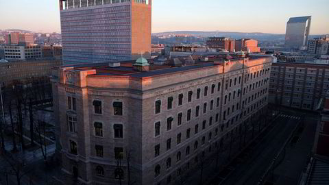 Med bank- og obligasjonsrenter som etter skatt og inflasjon ofte gir negativ avkastning, flyter pengene i mangel av andre alternativer til andre eiendeler, som bedrifter og eiendom, skriver artikkelforfatteren. Her fra Finansdepartementet.
