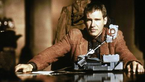 I Hollywood-filmer, som for eksempel Ridley Scotts Blade Runner fra 1982, illustreres kunstig intelligens som dystopiske maskiner der maskinene blir mer intelligente for hver generasjon.
