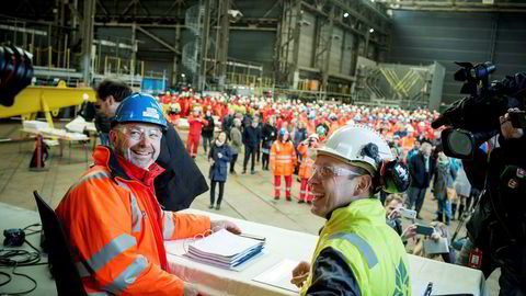 Kværners konsernsjef Jan Arve Haugan (tv) og Statoil direktør for prosjektutvikling Torger Rød signerer milliardkontrakt på opprustning av Njord A-plattformen.