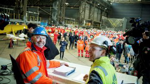 Kværners konsernsjef Jan Arve Haugan (tv) og Statoil direktør for prosjektutvikling Torger Rød signerer milliardkontrakt på opprustning av Njord A-plattformen.