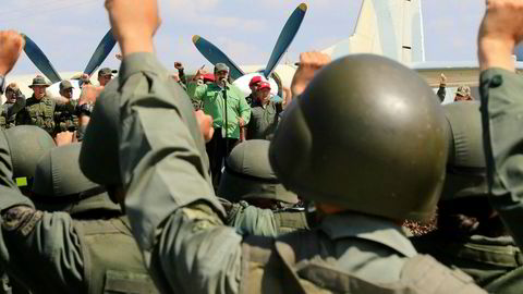 Venezuelas president Nicolás Maduro snakker til soldater under en militærøvelse i Maracay tirsdag denne uken. Bildet er utlevert til Reuters fra myndighetene.