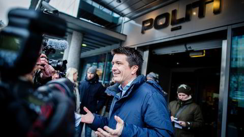 Her er Rema-sjef Ole Robert Reitan på vei inn til Sentrum politistasjon i Oslo for å anmelde butikker han mener driver på kant med loven