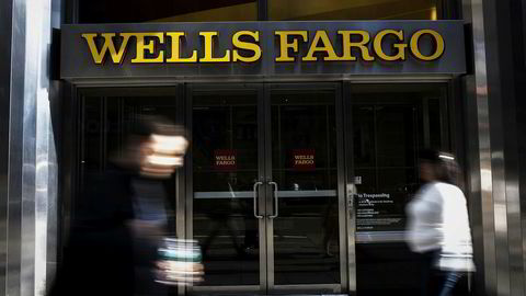 Wells Fargos nye toppsjef Timothy Sloan har fått hendene bundet i forsøket på å gjenreise tilliten til storbanken.