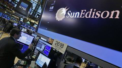 SunEdison er i hardt vær. Fusjonen mot Vivint Solar ble avblåst 8. mars og nå etterforskes også selskapet av SEC. Konkursbegjæring kan være nært forestående, skriver The Wall Street Journal. Foto: Richard Drew/AP Photo/NTB Scanpix.