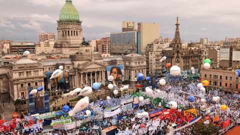 Gjelden øker igjen i Argentina. På bilet fyller supportere til president Cristina Fernandez plassen foran nasjonalforsamlingen i Buenos Aires i søndag 1. mars i år. Foto: Alfredo Luna, Telam/AP Photo/NTB scanpix