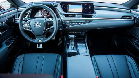 Lexus ES 300h byr på markedets beste seter og bra materialkvalitet.