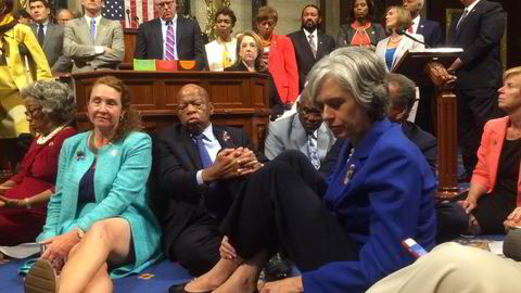 Et bilde som er blitt twitret fra gulvet i Representantenes hus. Foto: REUTERS/ U.S. Rep. Katherine Clark/Handout