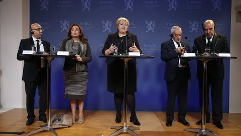 Statsminister Erna Solberg møtte fredsprisvinnerne Den Tunisiske kvartetten for nasjonal dialog representert ved f.v. Mohamed Fadhel Manfoudh, Ouided Bouchamaoui, Houcine Abassi og Abdessattar Ben Moussa til frokost i statsministerboligen fredag morgen. Foto: Cornelius Poppe /