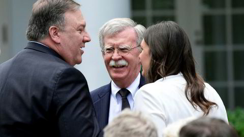 USAs sikkerhetsrådgiver John Bolton (midten) sammen med utenriksminister Mike Pompeo og Det hvite hus' talsperson Sarah Huckabee Sanders.