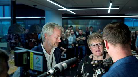 TV 2-sjef Olav T. Sandnes og kulturminister Trine Skei Grande signerte avtalen om kommersiell allmennkringkasting i Media City Bergen.