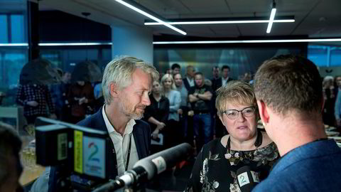 TV 2-sjef Olav T. Sandnes og kulturminister Trine Skei Grande signerte avtalen om kommersiell allmennkringkasting i Media City Bergen.