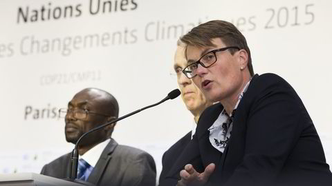 Klima- og miljøminister Tine Sundtoft (t.h.) og USAs sjefsforhandler Todd Stern etter at utkast til ny avtale ble fremlagt onsdag, under FNs klimakonferanse COP21 i Paris 2015. Foto: Berit Roald /