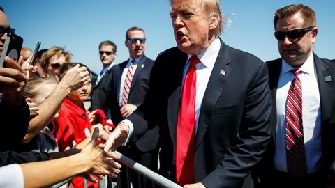 President Donald Trump ankommer her Palm Beach International Airport, i West Palm Beach, Florida fredag. Helgen skal blant annet brukes til å spille golf.