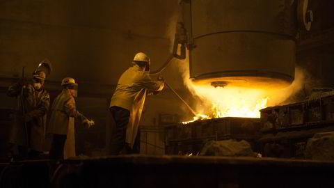 Fra Scana Steel i Stavanger i 2013. 15 tonn flytende stål som er varmet opp til 1600 gradergjøres klar til støping av ferdige produkter. Foto: Roar Hidle Bjorkhaug
