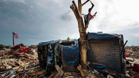 Ekstremvær koster 200 milliarder dollar, over 1700 milliarder kroner, i året. Her har en bil blitt kastet inn i et tre av en tornado i Moore, Oklahoma. Foto: Lucas Jackson, Reuters/NTB Scanpix