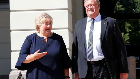 Statsminister Erna Solberg og nyutnevnt fiskeriminister Harald Tom Nesvik på Slottsplassen mandag.