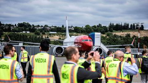 Norwegian fikk i fjor sommer levert sitt første fly av typen Boeing 737 Max – en ny versjon av det gamle kortdistanseflyet – fra fabrikken i Seattle i USA. Senere har investorene fått lide for økende gjeld og svak lønnsomhet, og ledelsen vil legge flyene i et nytt selskap.