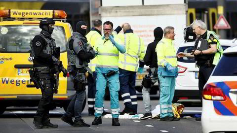 Nødetatene og antiterrorstyrker rykket ut etter at det ble skutt ombord i en trikk i den nederlandske byen Utrecht.