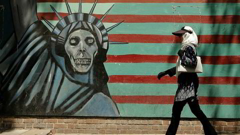 President Donald Trump advarte torsdag andre land mot å gjøre forretninger med Iran. Veggmaleriet på USAs gamle ambassade i Teheran sier litt om innbyggernes syn på USA.