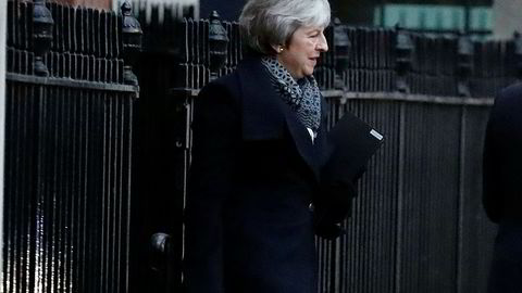 Britenes statsminister Theresa May går mot et sviende nederlag tirsdag kveld. Men mangelen på alternativer gjør at hun sannsynligvis blir sittende, i hvert fall på kort sikt.