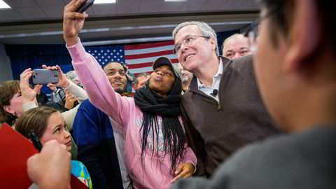 Jeb Bush byr på «selfie» og formaninger når han møter velgerne i New Hampshire: – Stem på meg! Jeg trenger det! sier Bush. Foto: Ørjan F. Ellingvåg