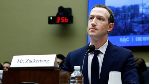 Facebooks toppsjef Mark Zuckerberg fremstiller seg selv som en storøyd, naiv ung leder, skriver artikkelforfatteren.