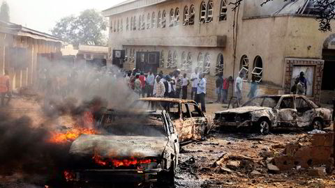 «FULL KRIG». Myndigetene i Nigeria har erklært «full krig» mot den islamistiske opprørsgruppen Boko Haram, som tok på seg ansvaret for denne bil­eksplosjonen i Abuja. 
                  Foto: Afolabi Sotunde, Reuters/NTB Scanpix