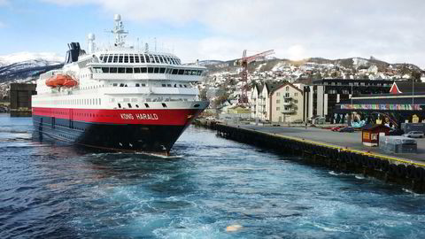 Hurtigruten «Kong Harald» legger til kai i Harstad. Snart kan selskapet seile inn på Oslo Børs.
