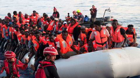 Migranter i en gummibåt blir ført over i et redningsskip i Middelhavet tidligere denne måneden.