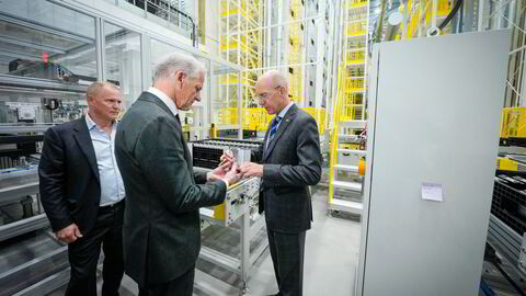 Statsminister Jonas Gahr Støre (Ap) sammen med Morrow-sjef Lars Christian Bacher og fabrikksjef Andreas Maier (t.h.) under åpningen av Morrows batterifabrikk i Arendal.