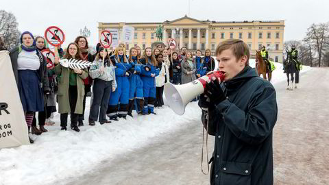 Leder Gaute Eiterjord i Natur og Ungdom sier det er det på tide at politikerne får ut fingeren for å løse klimaproblemet. Her oppildner han demonstranter under aksjonen Nei til gruvedumping i Repparfjord tidligere i år.