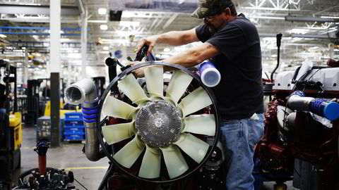 Industriaktiviteten stiger i USA. Her en industriarbeider ved Mack Truck i Macungie, Pennsylvania. Foto: Luke Sharrett/