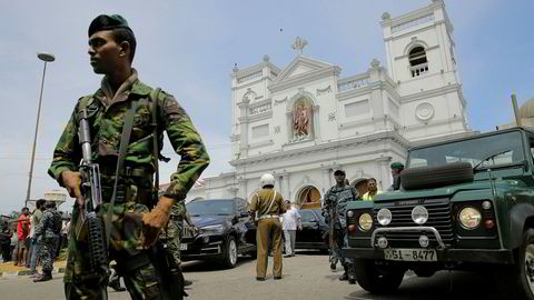 Soldater sikrer området rundt St. Anthony's Shrine i hovedstaden Colombo.