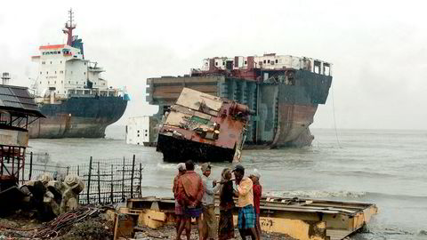 Det stilles stadig flere og strengere krav til hvordan skip skal resirkuleres. Disse kravene blir ikke bare stilt av banker, investorer og kunder, men kommer også fra rederibedriftene selv, og andre interessenter. På denne måten presses aktører til å skrape skip på en måte som ikke setter liv, helse og miljø i fare. Her fra stranden Chittagong i Bangladesh hvor skip ligger klar til opphugging.