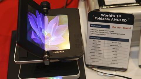 En prototyp på en telefon med brettbar skjerm og Samsung-logo vises frem under CES-messen allerede i 2009. I år kan en lignende telefon komme for salg. Foto: NTB Scanpix
